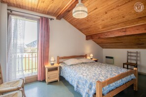 4 bedrooms, iron/ironing board, travel crib