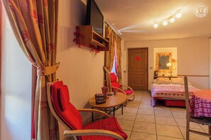 1 bedroom, iron/ironing board, free WiFi, bed sheets - BLUE THISTLE - WHITE CARLINE (LANDRY)