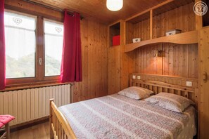 2 bedrooms, iron/ironing board, travel crib