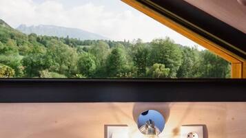 2 bedrooms, iron/ironing board, travel cot, free WiFi