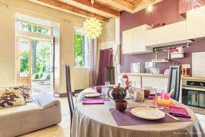 Kylskåp, mikrovågsugn, ugn och spishäll