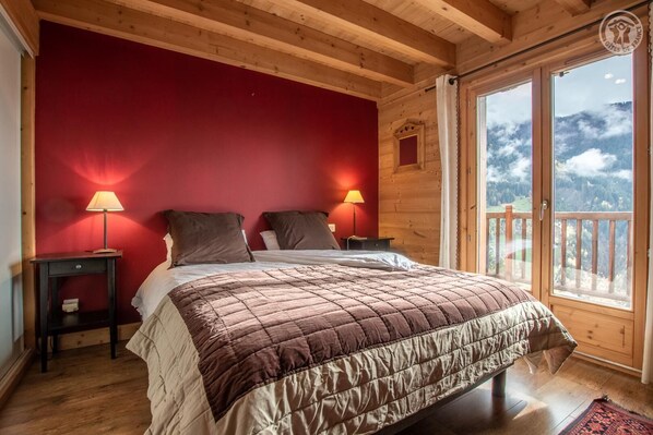 5 chambres, fer et planche à repasser, lit de bébé portatif