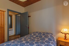 1 bedroom, iron/ironing board, travel crib, free WiFi - LE PRESBYTERE - LES CHAVANNES EN MAURIENNE (LES CHAVANNES EN MAURIENNE)