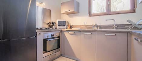 Fridge, microwave, oven, stovetop
