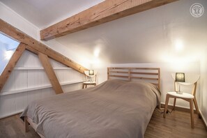 4 slaapkamers, een strijkplank/strijkijzer, reisbedje, beddengoed