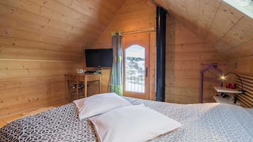 1 slaapkamer, een strijkplank/strijkijzer, reisbedje, beddengoed