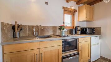 Een koelkast, een magnetron, een oven, een kookplaat