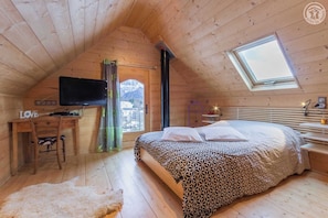 1 soverom, strykejern/-brett, reiseseng for barn og sengetøy