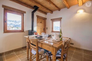 Dining - LE GRENIER DE PIERRE (ENTREMONT LE VIEUX)