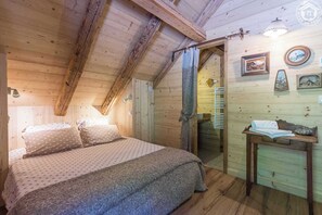 4 bedrooms, iron/ironing board, travel crib, free WiFi
