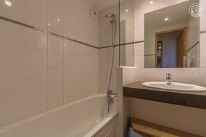 Banheira, secador de cabelo