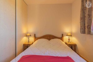 1 quarto, ferros/tábuas de passar roupa