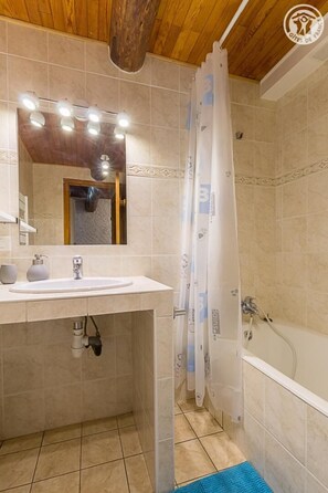 Badewanne, Haartrockner, Handtücher