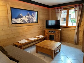 2 soverom, strykejern/-brett og reiseseng for barn