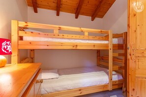 2 soverom, strykejern/-brett og reiseseng for barn