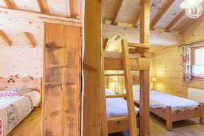 2 bedrooms, iron/ironing board, travel cot, free WiFi