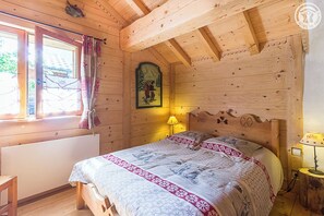 2 chambres, fer et planche à repasser, lit de bébé portatif