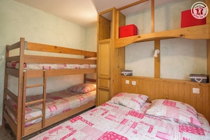 1 chambre, fer et planche à repasser, lit parapluie