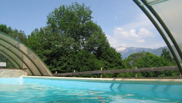 A swimming pool with a clear view of a mountain range in the background. - LA GRIVE - CLERY - Gîte (CLERY)