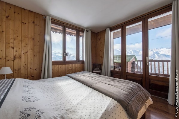 3 chambres, fer et planche à repasser, lit de bébé portatif