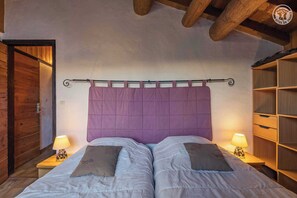 2 habitaciones, tabla de planchar con plancha y cuna de viaje