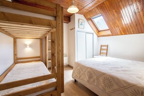 2 chambres, fer et planche Ă repasser, lit parapluie