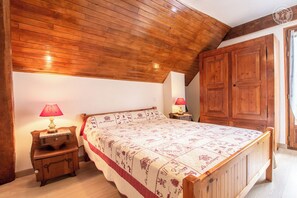 2 slaapkamers, een strijkplank/strijkijzer, reisbedje