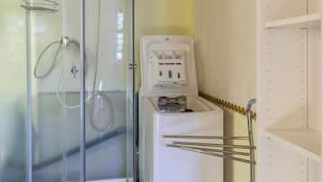 Douche, sĂšche-cheveux