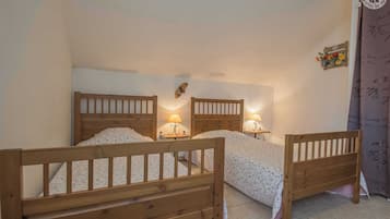 3 slaapkamers, een strijkplank/strijkijzer, reisbedje, gratis wifi