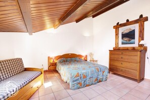 3 habitaciones, tabla de planchar con plancha y cuna de viaje 