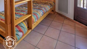 A bunk bed room with a window and a door. - TRIOLET - AUSSOIS - Gîte (AUSSOIS)