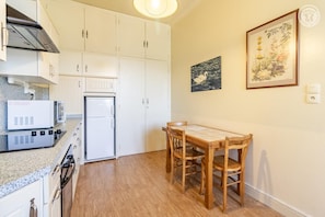 Coffee/tea maker, fridge, microwave, oven