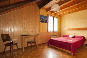 1 soverom, strykejern/-brett og reiseseng for barn