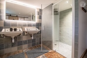 Dusche, Haartrockner, Handtücher