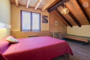 1 slaapkamer, een strijkplank/strijkijzer, reisbedje