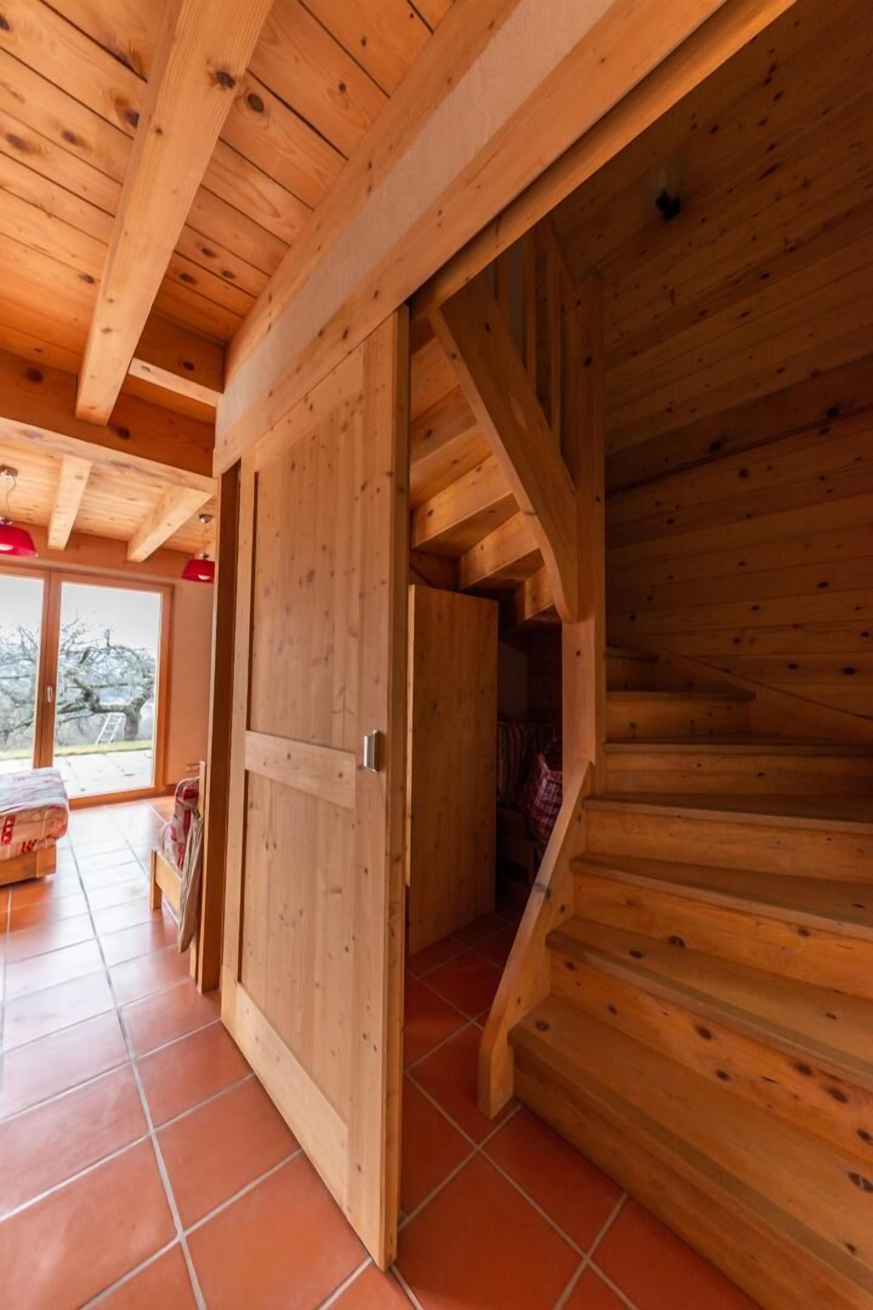 Een houten interieur met een schuifdeur naar een balkon.