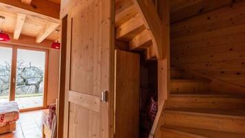 Een houten interieur met een schuifdeur naar een balkon.