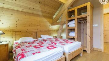 2 bedrooms, iron/ironing board, travel cot, free WiFi
