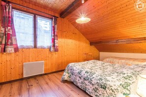 1 quarto, ferros/tábuas de passar roupa, berço de viagem
