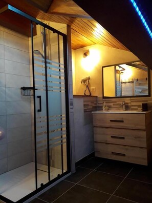 Dusche, Haartrockner, Handtücher