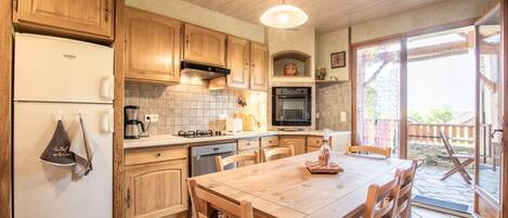 Refrigerador, microondas, horno, placa de cocina