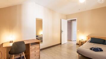 3 bedrooms, iron/ironing board, travel crib, free WiFi