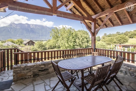Outdoor dining. LE CHAMOYARD - CHAMOUX SUR GELON