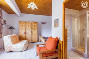 2 habitaciones, tabla de planchar con plancha y cuna de viaje 