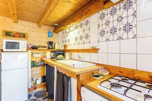 Frigorifero, microonde, forno, piano cottura