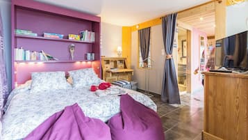 Iron/ironing board, travel cot, free WiFi, bed sheets