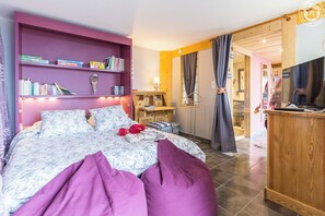 Iron/ironing board, travel cot, free WiFi, bed sheets