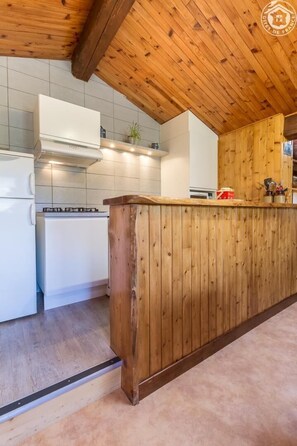 ثلاجة، ميكروو�يف، فرن، موقد طهي مسطح