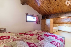 2 slaapkamers, een strijkplank/strijkijzer, reisbedje, gratis wifi