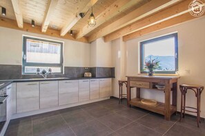 Réfrigérateur, four à micro-ondes, un four, surface de cuisson